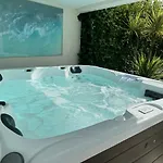 Sublime With Pool And Jacuzzi