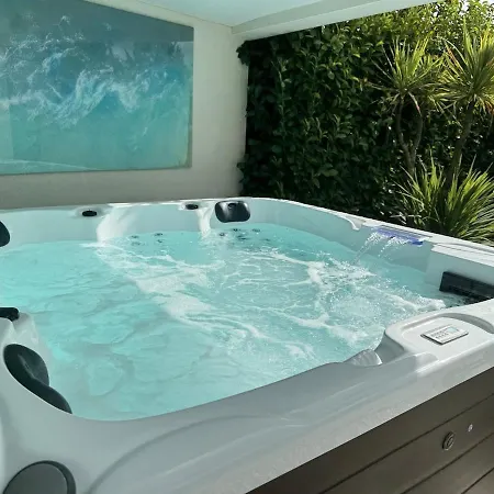Sublime With Pool And Jacuzzi