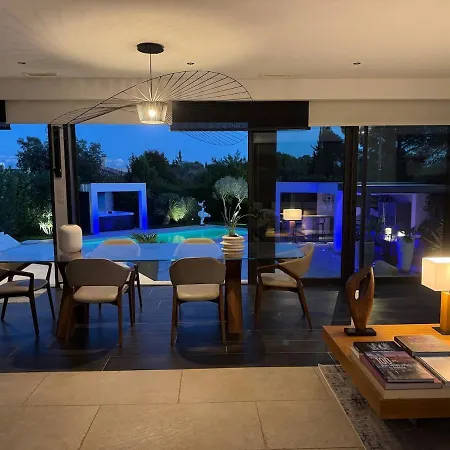 Villa Sublime With Pool And Jacuzzi